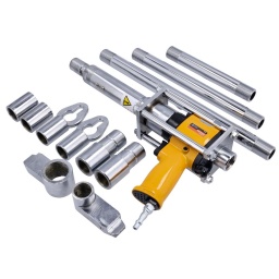 Kit de poussée-traction pneumatique
Facile et rapide à monter et à utiliser.
Utilisation par une seule personne. Se raccorde aux conduites d'air comprimé standard d'atelier.
Accessoires inclus : 3 barres d’extension (200 mm, 300 mm, 400 mm), 2 manchons de connexion filetés femelles, 2 adaptateurs, 2 adaptateurs de chaîne, 1 pied à vis de force interne et 1 pied à vis de force externe.
Niveau sonore : 90 dB. Consommation d’air : 200 L/min (environ). Pression de service : 0,8 MPa. Entrée d’air : 1/4" BSP.
Livré dans un étui en plastique robuste avec de solides loquets à point mort.
Kit d'alignement pneumatique portatif à pousser et tirer, capable de délivrer jusqu'à 5 tonnes de force dans les deux sens grâce à l'air comprimé fourni par l'atelier.
Ce kit comprend également divers accessoires, tels que des rallonges et des dispositifs de verrouillage par chaîne, et est livré dans une robuste mallette de rangement en plastique.