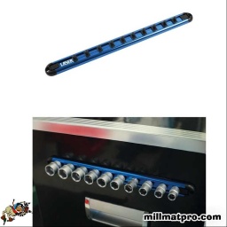 Rail porte-douilles magnétique Laser Tools Racing à carré de 1/2", avec mécanisme de verrouillage rapide à 45°.

Accepte 10 douilles standard à carré de 1/2", avec verrouillage rapide à 45°.
L'aimant puissant « Neo » (NdFeB) s'accroche facilement à la surface, avec un revers anti-rayures pour la protection.
Dimensions du rail : 340 x 28 mm.
Marque Laser Tools Racing apposée. En aluminium anodisé.
Des rails porte-douilles pour douilles à carrés de 1/4'' et 3/8'' sont également disponibles, voir les références Laser 8086 (carré de 1/4'') et 8087 (carré de 3/8").