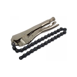 Clé filtre à huile à chaîne Convient en particulier pour les anciens type de filtre  Chaîne de 475mm de long offrant une circonférence de 140mm maxmum Mécanisme de blocage type pince étau Peut aussi être utilisé sur les composants rouillés et corrodés comme par exemple les pièces autour des suspensions sur Citroen.  Gain de temps