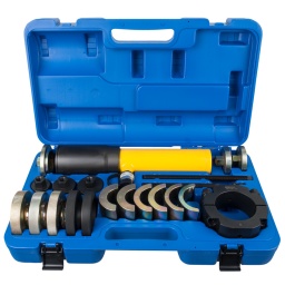 Pour le montage et le démontage de la douille du palier de suspension à ressort des camions Pré-contrainte des douilles fendues facilitée grâce au bloc de tension et aux demi-coquilles correspondantes Vérin hydraulique 12 t inclus, particulièrement utile pour le démontage des douilles bloquées Sans pompe hydraulique En option : pompe manuelle 640.0010 En option : pompe hydraulique à air 640.0020 En option : pompe hydroélectrique 640.0030 Assure le bon fonctionnement des douilles de palier après montage Montage et démontage directement sur le véhicule Utilisation facile Utilisation : Ø 51 mm - Volvo FM12 Ø 60 mm - Mercedes / Renault (430/450/460) Ø 68 mm - MAN-TGA (140/414/460), ressort essieu avant ROR, SAF
