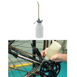 Burette d'huile à usage général dotée d'une double pompe qui lui permet de continuer à pomper quelle que soit son orientation, parfaite pour une utilisation dans des espaces confinés ou des zones difficiles d'accès. En polyéthylène haute densité, elle a une capacité de 300 ml avec une pompe et une buse en laiton. Elle assure une lubrification précise et convient aux machines, outils, charnières de portes et toute pièce devant être huilée dans le cadre d'un entretien régulier.
La conception à double pompe permet au huileur de fonctionner à l'envers ainsi que lorsqu'il est presque vide.
Capacité de 300 ml.
Conception ergonomique pour le confort lors d'une utilisation répétée.
Burette en plastique PE-HD, avec buse et pompe en laiton.
Convient à l'huile moteur, au diesel, aux lubrifiants