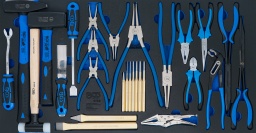 Jeu d’outils universel pour divers besoins d’atelierRoyalement équipé, pour les mécaniciens, artisans et bricoleurs exigeantsAvec maillet de débosselage, marteau de mécanicien, massette, grattoirs, outil de dépose d’agrafes d’habillage, pince pour circlips, chasse-goupilles de diverses tailles, burin et différentes pinces universellesInsert en mousse dure robuste de haute qualitéLes outils sont rangés dans les compartiments de l’insert en mousse dure qui les protège contre tout déplacementChaque outil a sa place individuelle correspondanteDisposition claire des différents composants pour retrouver rapidement l’outil nécessaireConvient pour la servante d’atelier XL | 7 tiroirs | vide (art. 4205)Étendue de la livraison 1 marteau mécanicien | manche en fibres de verre | DIN 1041 | 1000 g (art. 3856)1 massette | manche en fibres de verre | DIN 6475 | 1500 g (art. 3849)1 maillet de débosselage | manche en Hickory | antirebonds | Ø 30 mm | 300 g (art. 1859-30)1 outil à dégarnir l’habillage de porte | 235 mm (art. 3104)1 grattoir | inoxydable | lourde poignée en caoutchouc 2 composants, avec trou d’accrochage (art. 3063)1 grattoir à joints | 280 mm (art. 3085)1 pince pour circlips | coudée | pour circlips extérieurs | 175 mm (art. 447-1)1 pince pour circlips | droite | pour circlips extérieurs | 175 mm (art. 447-3)1 pince pour circlips | coudée | pour circlips intérieurs | 175 mm (art. 447-4)1 pince pour circlips | droite | pour circlips intérieurs | 175 mm (art. 447-2)1 chasse-goupille | 150 mm | 3 mm (art. 1651-3)1 chasse-goupille | 150 mm | 4 mm (art. 1651-4)1 chasse-goupille | 150 mm | 5 mm (art. 1651-5)1 chasse-goupille | 150 mm | 6 mm (art. 1651-6)1 chasse-goupille | 150 mm | 7 mm (art. 1651-7)1 chasse-goupille | 150 mm | 8 mm (art. 1651-8)1 pointeau | 5 x 12 x 120 mm (art. 1696)1 pince pour circlips | droite | pour circlips extérieurs | 300 mm (art. 651-3)1 pince pour circlips | droite | pour circlips intérieurs | 300 mm (art. 651-2)1 burin cruciforme | 6 x 200 m (art. 1699)1 burin plat | 25 x 250 mm (art. 1698)1 pince-étau à longs becs | 170 mm (art. 474)1 pince coupante diagonale suédoise | 165 mm (art. 393)1 pince combinée | 175 mm (art. 370)1 pince téléphone | droite | 200 mm (art. 389)1 pince multiprise | à multiprise | 240 mm (art. 75111)1 pince à double articulation | pointe droite | 350 mm (art. 534)1 pince à double articulation | pointe coudée | 350 mm (art. 535)