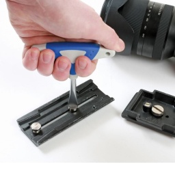 Tournevis à lame plate à poignée en T pour l'industrie cinématographique Tournevis de fixation à lame plate à poignée en T. Conçu pour l'industrie du film et de la vidéo. Conçu spécialement pour éviter d'endommager la caméra et les vis de fixation. À utiliser sur les trépieds et les vis de fixation de stabilisateurs à cardan, etc. En acier au chrome-vanadium.