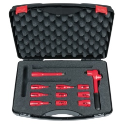 Isolation selon IEC 60900
Cliquet réversible 32 dents
Douilles 12 pans, 8 à 19 mm
Douilles tournevis 6 pans, 4 à 8 mm
Rallonge 125 mm
Chrome Vanadium
Coffret robuste en matière plastique