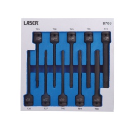 Jeu de douilles étoile* qualité impact à carré de 1/2" de 150 mm de long, adaptées aux fixations Torx difficiles à atteindre ou encastrées. Chacune d'entre elles est construite en une seule pièce et en chrome-molybdène pour la résistance aux impacts, avec fini au phosphate noir pour la résistance à la corrosion, et comprend une rainure et des trous pour l'utilisation d'une bague de retenue et d'une pige.

Douilles étoile* extra-longues, pour les applications où un embout étoile* de longueur standard ne convient pas. À utiliser sur les fixations Torx.
Tailles : T20, T25, T27, T30, T40, T45, T50, T55, T60, T70 x 150 mm x carré de 1/2".
Qualité impact, en chrome-molybdène pour plus de solidité, avec fini au phosphate noir.
Présenté dans un plateau en mousse EVA (30 x 250 x 250 mm) pratique pour le rangement par l'utilisateur et limitant les déchets d'emballage.
*TORX® et TORX PLUS® sont des marques déposées d'Acument Intellectual Properties LLC.