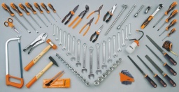 Composition de 85 outils pour la maintenance générale
42	clés mixtes 6÷22 mm	
96N/SC12	clés mâles 6 pans coudées 2÷10 mm	
920A/SB13	douilles 6 pans 1/2" sur rail 10÷22 mm	
920A/SB8	douilles 6 pans 1/2" sur rail 23÷32 mm	
920/21	rallonge - 1/2" 125 mm	
920/22	rallonge - 1/2" 255 mm	
920/25	cardan 1/2"	
920/42	poignée coulissante 1/2"	
920/55	cliquet réversible 1/2" 
1032	pinces pour circlips intérieurs à becs droits 180 mm	
1036	pinces pour circlips extérieurs à becs droits 175 mm	
1048N	Pince multiprise entrepassée 250 mm	
1052	pince - étau à becs droits 240 mm	
1084BM	Pince coupante diagonale à faible effort de coupe 160 mm	
1128BMX	ciseaux d’electricien	
1150BM	pince à becs demi-ronds longs 180 mm	
1166BM	Pince à becs demi-ronds longs 160 mm	
1260	tournevis pour vis à fente 3x75 - 3,5x100 - 4x125 5,5x150 - 6,5x150 - 8x200 - 10x200 mm	
1262/S4	tournevis pour vis Phillips® PH0x60 - PH1x80 PH2x100 - PH3x150 mm	
1370	marteau de mécanicien 300 g	
1390	maillet à embouts nylon, manche en bois Ø 35 mm	
1692	mètre à ruban 5 m	
1719BMA...S5	limes demi-douces 200 mm	
1725	monture de scie à métaux	
1754	burette plastique 150 cc	
1771	cutter à lame sécable 18 mm avec lames