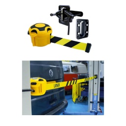 La gamme de produits Skipper XS a été développée pour adapter la grande polyvalence de Skipper aux environnements intérieurs tels que les entrepôts, les usines et les ateliers. La gamme XS, unique en son genre, permet de se connecter à n'importe quelle surface intérieure, qu'il s'agisse de surfaces brillantes, de verre, de plans de travail, d'étagères, de cadres de porte ou de piliers, tout est possible. 
Ce kit comprend une unité principale Skipper XS, avec 9 mètres de ruban en tissu de haute qualité qui a fait de Skipper le leader du marché des barrières rétractables. 
Ses trois points de connexion lui permettent de s'interfacer sous différents angles avec ses accessoires, chacun pouvant maintenir l'unité XS en place et recevoir son clip d'extrémité de ruban, ce qui rend la gamme extrêmement polyvalente et adaptable aux environnements intérieurs. 
Avec un clip magnétique pour sangle Skipper, doté d'un cordon élastique robuste permettant une fixation par tourniquet aux piliers et aux poteaux, etc., et un clip récepteur magnétique, qui sert de point d'extrémité pour les barrières rétractables Skipper et peut également être utilisé pour soutenir les accessoires de gestion des déchets et de la sécurité Skipper.

Barrière de sécurité modulaire montée en surface, pour les environnements intérieurs, pouvant être connectée à n'importe quel autre composant de la gamme Skipper.
Contenu : 1 unité principale XS, ruban rétractable (jaune et noir) - 9 mètres x 48 mm, référence 62252.
1 clip magnétique pour sangle, pour fixer l'unité principale aux poteaux, piliers et étagères d'entrepôt. Référence 62306. 1 clip récepteur de montage magnétique, servant de point d'extrémité pour les barrières rétractables Skipper. Référence 62264.
Une unité principale Skipper XS fournie avec des clips de fixation murale est également disponible, voir la référence 8934.
