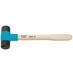 Massette mecanicien 40mm avec manche bois
Bras de revers, têtes échangeables en Demospan®.
Poignée ergonomique.
Partie centrale en zinc moulée sous pression avec gaine protectrice pour le manche.
Manche en frêne.
Made In Germany.
Longueur : 317mm.
Diamètre : 40mm.
Poids net : 0.65kg.
POIDS 
0,653KG