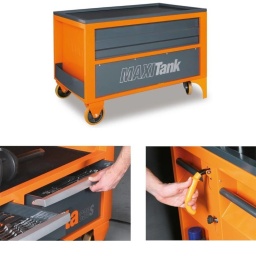 Établi mobile MaxiTank
Caractéristiques principales :
- 5 tiroirs en façade montés sur glissières à billes de précision :
3 tiroirs de 367x588 mm, hauteur 90 mm
1 tiroir de 610x588 mm, hauteur 90 mm
1 tiroir de 610x588 mm, hauteur 180 mm.
- Système d'ouverture rapide avec cache en aluminium.
- Fonds des tiroirs protégés par un tapis en Néoprène.
- Prévu pour l'insertion de plateaux thermoformés.
- Vérin hydraulique pour soulever sans effort la partie avant et faciliter ainsi le déplacement.
- Quatre roues grande capacité :
2 pivotantes à l'avant, Ø 150 mm
2 fixes à l'arrière, Ø 170 mm.
- Plan de travail avec revêtement en caoutchouc anti-huile
1300x800 mm avec trou d'écoulement
relié à un petit réservoir récupérateur de liquides.
- Possibilité d'installer un étau 1599F/150
(en option)
- Compartiment passant 720x250x1300 mm avec plan revêtu de PVC, fermé à l'avant par deux battants escamotables.
- Verrouillage centralisé des tiroirs et portes.
- Porte-flacons latéraux incorporés.
- Porte-papier incorporé.
- Capacité de charge statique : 1800 kg.
- Prévu pour plan de travail en bois contre-plaqué (3000 S/PLM, en option).
- Prévu pour l'installation d'un étau 1599F/150 (en option)