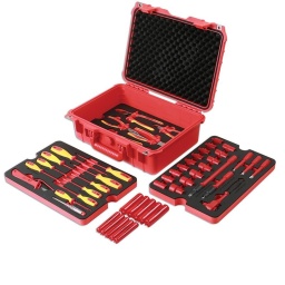 50 outils essentiels avec certification 1000 V dans un coffret robuste à 3 tiroirs
Jeu de tournevis de 10 pièces : T30 x 150 mm, T25 x 125 mm, T20 x 100 mm, plat 4 mm x 100 mm, plat 3,5 mm x 100 mm, plat 3 mm x 100 mm, plat 2,5 mm x 75 mm testeur de circuit, Ph2 x 150 mm, Ph2 x 100 mm, Ph1 x 80 mm plus
Jeu de douilles à carré de 3/8" de 16 pièces : 6 mm, 7 mm, 8 mm, 9 mm, 10 mm, 11 mm, 12 mm, 13 mm, 14 mm, 15 mm, 16 mm, 17 mm, 18 mm, 19 mm, 20 mm, 22 mm plus 2 rallonges 250 mm et 150 mm, cliquet à carré de 3/8" et 3 embouts cannelés M8, M10, M12 
Jeu de pinces de 6 pièces comprenant pince coupante, pince à becs coudés, pince à becs longs, pince à becs plats, pince coupante diagonale et pince pour pompe à eau
Plus 10 manchons protecteurs de 100 mm : 5 x 18 mm et 5 x 24 mm