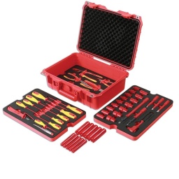 50 outils essentiels avec certification 1000 V dans un coffret robuste à 3 tiroirs
Jeu de tournevis de 10 pièces : T30 x 150 mm, T25 x 125 mm, T20 x 100 mm, plat 4 mm x 100 mm, plat 3,5 mm x 100 mm, plat 3 mm x 100 mm, plat 2,5 mm x 75 mm testeur de circuit, Ph2 x 150 mm, Ph2 x 100 mm, Ph1 x 80 mm plus
Jeu de douilles à carré de 3/8" de 16 pièces : 6 mm, 7 mm, 8 mm, 9 mm, 10 mm, 11 mm, 12 mm, 13 mm, 14 mm, 15 mm, 16 mm, 17 mm, 18 mm, 19 mm, 20 mm, 22 mm plus 2 rallonges 250 mm et 150 mm, cliquet à carré de 3/8" et 3 embouts cannelés M8, M10, M12 
Jeu de pinces de 6 pièces comprenant pince coupante, pince à becs coudés, pince à becs longs, pince à becs plats, pince coupante diagonale et pince pour pompe à eau
Plus 10 manchons protecteurs de 100 mm : 5 x 18 mm et 5 x 24 mm