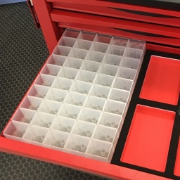 Système de rangement pour tiroir, avec boite connectable 
Organisez votre rangement de pièces, visserie, outillage dans des boites transparente clipsées à lors socle en polypropylène , résistant aux hidrocarbures
Les boites ont une hauteur étudiée pour finir au ras du tiroir, se qui lors de déplacement ne désorganisera pas vos rangements (petit calage à découper sous les plateaux si besoin d'ajuster)
- Plateau dimensions 390x272mm (hauteur entre 72 et 75mm selon découpe)