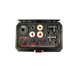 Jeu d'outils de calage pour VAG 1.8, 2.0 TSI/TFSI, 22 pièces
Pour moteurs 1.8 et 2.0L VAG
Affectations véhicules : Volkswagen, Seat, Skoda et Audi comme par exemple A4, A5 (à partir de 2008) ou A6 (à partir de 2012)
Codes moteurs : Audi : BYT, BZB, CABA, CABB, CABD, CADA, CAEA, CAEB, CAWB, CBFA, CCTA, CCZA, CCZC, CDAA, CDHA, CDHB, CDNB, CDNC, CESA, CETA, CFKA, CHHB, CJBA, CJEB, CJSA, CJSB, CNCD, CPSA
Seat : BYT, BZB, CCZA, CCZB, CDAA, CDHA, CDHB, CDND, CJSA, CJSB
Skoda : BZB, CCZA, CDAA, CDAB, CHHA, CHHB, CJSA, CJSB
Volkswagen : BZB, CAWA, CAWB, CBFA, CCTA, CCZA, CCZB, CCZC, CCZD, CDAA, CDAB, CFPA, CGYA, CHHA, CHHB, CJKA, CJKB, CJSA, CJSB, CPLA

Codes OEM : T10060A, T10170, T10352, T10352/1, T10352/2, T10354, T10355, T10368, T20208, T40011, T40196, T40265, T40267, T40271