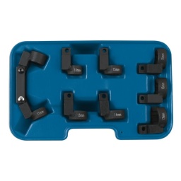 Jeu de douilles flexibles pour conduites de carburant, carré 3/8" Douille à ressort à carré de 3/8" pour accès flexible aux conduites de carburant difficiles d'accès. 8 tailles de douilles : 10 mm, 11 mm, 12 mm, 13 mm, 14 mm, 15 mm, 16 mm, 17 mm. Couple maximal de 30 Nm. Fini au phosphate noir. Porte-douilles à ressort avec fixation à pige.