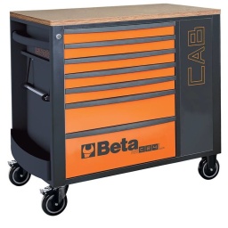 Servante mobile avec 7 tiroirs coffre et étagères latérales Servante mobile BETA avec 7 tiroirs (588x367 mm) avec glissières à roulement à billes: 5 tiroirs, 70 mm de haut 1 tiroir, 140 mm de haut 1 tiroir, 210 mm de haut Fonctionnalités: Bases de tiroirs protégées par des tapis en caoutchouc moussé 4 roulettes, E 125 mm : 2 fixes et 2 directions avec freins Serrure centralisée avant Armoire à outils latérale avec porte verrouillable et étagère intérieure réglable verticalement Capacité de charge statique : 1 100 kg Plan de travail en bois avec trous pour un étau (1599F/100, à commander séparément) Support de rouleau de papier intégré Double porte-flacons arrière