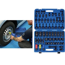 Jeu complet de douilles et d'embouts à impact à carré de 1/2" comprenant des douilles standard et profondes dans des tailles allant de 10 mm à 32 mm. 
Il comprend également des douilles étoile, des embouts à 6 pans, étoile et cannelés, ainsi qu'une rallonge, des convertisseurs de douilles et un cardan à rotule. 
Tous les outils sont en chrome-molybdène de qualité impact, avec fini au phosphate noir et une bague de couleur bleue, et sont livrés dans une mallette de transport robuste moulée par soufflage.

Le jeu comprend : Douilles hexagonales (6 pans). Tailles : 10, 12, 13, 14, 16, 17, 18, 19, 21, 22, 24, 27, 30 et 32 mm x 38 mm de long. 10, 12, 13, 14, 16, 17, 18, 19, 21, 22, 24, 27, 30 et 32 mm x 78 mm de long. 
Douilles pour écrous de roue. Dimensions ; 17, 19 et 21 mm x 85 mm.
Douilles étoile* : E10, E12, E14, E16, E18, E20, E22 et E24 x 38 mm de long.
Embouts hexagonaux : 5, 6, 7, 8, 10, 12 et 14 mm x 60 mm de long. Embouts étoile* : T20, T25, T30, T40, T45, T50, T55, T60, T70 x 78 mm de long. Embouts cannelés : M12, M14, M16, M18 x 45 mm de long. M12, M14, M16, M18 x 78 mm de long.
Également inclus : Rallonge de 125 mm. Convertisseurs de douilles à carré de 1/2" (F) à 3/4" (M) et convertisseurs de douilles à carré de 1/2" (F) à 3/8" (M). Cardan à rotule.
En chrome-molybdène de qualité impact avec fini au phosphate.