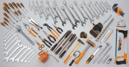 Composition de 107 outils
31: chasse-goupilles Ø 2 - 3 - 4 - 5 - 6 - 8 mm
32: pointeau 3 mm
35: burins nervurés 200 mm
42/S26: clé mixte 6÷32 mm
55/S12: clés à fourches 6x7 - 8x9 - 10x11 - 12x13 - 14x15 - 16x17 18x19 - 20x22 - 21x23 - 24x26 - 25x28 - 30x32 mm
96N/SC9: clés mâles 6 pans coudées 1,5 - 2 - 2,5 - 3 - 4 - 5 - 6 - 8 - 10 mm
111E: Clé à molette à ouverture graduée, chromée 300 mm
920A/SB13: douilles 6 pans 1/2" sur rail 10÷22 mm
920/21: rallonge - 1/2" 125 mm
920/22: rallonge - 1/2" 255 mm
920/25: cardan 1/2"
920/42: poignée coulissante 1/2"
920/55: cliquet réversible 1/2" 
1048N: Pince multiprise entrepassée 250 mm
1052: pince - étau à becs droits 240 mm
1084GBM: pince coupante diagonale à faible effort de coupe, branchées gainées confort bi-matières, finition industrielle 160 mm
1122: cisaille bichantourneuse coupe droite 250 mm
1128BMX: ciseaux d’electricien
1150GBM: pince universelle, branches gainées confort bi-matières, modèle grande capacité, finition industrielle 180 mm
1166GBM: pince à becs demi-ronds longs striés, branches gainées confort bi-matières, finition industrielle 160 mm
1260: tournevis pour vis à fente 2,5x50 - 3x75 - 3,5x100 - 4x125 - 5,5x125 - 6,5x150 - 8x200 - 10x200 mm
1262: tournevis pour vis Phillips PH0x60 - PH1x80 - PH2x100 - PH3x150 mm
1370: marteau de mécanicien 500 g
1392: massette sans rebond 40 mm
1688A: pointe à tracer en carbure
1692: mètre à ruban 5 m
1708/20: jauge d'épaisseur
1719BMA...S5: limes demi-douces 200 mm
1726BM: monture de scie à métaux
1751N: Burette tôle 300 cc
1771BM: cutter à lame sécable 18 mm avec lames
1837F: lampe magnétique articulée à LEDs haute luminosité, en aluminium anodisé renforcé, jusqu'à 500 Lumens