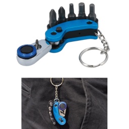 Porte-embouts pliable à carré de 1/4" avec mécanisme de cliquet réversible de 72 dents, porte-embouts amovible et 5 embouts de taille courante convenant à une large gamme de travaux de réparation sur routes et en tout-terrain ainsi qu'à l'entretien et aux réglages généraux des bicyclettes. La petite taille de ce jeu d'embouts le rend idéal pour être rangé dans une sacoche, un sac à dos, une poche, ou facilement transporté avec des clés grâce au porte-clés intégré.

Jeu d'embouts et cliquet pliable compact, idéal pour de nombreuses réparations sur route ou en tout-terrain ou pour la maintenance en atelier.
Comprend un cliquet de 72 dents avec un porte-embouts à carré de 1/4" et mécanisme avant/arrière.
Manche en aluminium anodisé avec porte-embouts amovible.
Livré avec 5 embouts : PzDrive : Pz2 ; cruciforme Ph2 ; 6 pans 4, 5mm ; étoile* T20, tous en acier au silicone S2. N'importe quel embout à tige de 1/4'' peut être utilisé avec cet outil.
Fixation intégrée au porte-clés, idéale pour une utilisation mobile et facile à ranger.