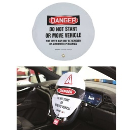 Couvre-volant de consignation en vinyle de 500 mm de diamètre, conçu pour fournir un avertissement visuel et empêcher un personnel non autorisé d'essayer de démarrer ou de déplacer un véhicule hybride/électrique alors que des travaux sont en cours. Il comprend un œillet métallique permettant de fixer le couvre-volant en place à l'aide d'un moraillon ou d'un cadenas.

Message d'avertissement au personnel de ne pas démarrer le véhicule à moins d'y être autorisé.
Imprimé par sérigraphie sur vinyle renforcé avec un rabat cousu emboîtant le volant.
Pour des véhicules dotés de volants d'un diamètre allant jusqu'à 500 mm.
Comprend un œillet métallique permettant d'utiliser un cadenas ou un moraillon pour fixer le couvre-volant en place ; voir les références Laser 6641 (cadenas de consignation de sécurité) ou 7942 (moraillon de consignation).
Fait partie de la gamme de consignation de sécurité pour véhicules hybrides/électriques, mais également utile dans toute application où il est nécessaire de restreindre l'accès à un véhicule ou dans tous les cas où le véhicule doit rester stationnaire et avec le moteur à l'arrêt, comme lors de l'utilisation d'outils de calage.