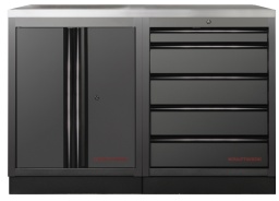 La KRAFTWERK MOBILIO BLACK 2er Unterschrank-combinaison vous offre la solution parfaite lorsque vous avez besoin d'une fonctionnalit&eacute; maximale dans un espace r&eacute;duit. 
Avec cette combinaison de meuble &agrave; tiroirs, de meuble bas et de plateau stable, vous assurez l'ordre et l'efficacit&eacute; dans votre atelier. Tout reste clair et &agrave; port&eacute;e de main.

R&eacute;partition parfaite pour une organisation optimale
La combinaison d'un meuble &agrave; tiroirs avec cinq tiroirs et d'un meuble bas &agrave; deux portes avec une &eacute;tag&egrave;re vous offre beaucoup d'espace de rangement pour divers outils et mat&eacute;riaux. 
Les tiroirs &agrave; roulement &agrave; billes de diff&eacute;rentes hauteurs s'ouvrent facilement et vous donnent un acc&egrave;s rapide &agrave; vos outils. 
Le meuble bas avec &eacute;tag&egrave;re permet de ranger de mani&egrave;re ordonn&eacute;e et s&eacute;curis&eacute;e des objets plus grands ou des machines.

Solution d'atelier flexible sans fixation
Un grand avantage de la KRAFTWERK MOBILIO BLACK 2er Unterschrank-combinaison est sa construction autonome. 
Vous pouvez placer les modules selon vos besoins sans qu'une fixation permanente soit n&eacute;cessaire. 
Cela vous offre une flexibilit&eacute; maximale dans l'am&eacute;nagement de votre atelier. 
Avec ses dimensions compactes L 1360 x H 910 x P 458 mm, elle s'adapte &agrave; tout atelier. 
Si vos besoins en espace changent, le syst&egrave;me peut &ecirc;tre facilement &eacute;tendu. 
Chaque module peut &ecirc;tre command&eacute; s&eacute;par&eacute;ment, ce qui vous permet de compl&eacute;ter la combinaison de meubles bas &agrave; tout moment.

Plateau robuste pour des possibilit&eacute;s d'utilisation vari&eacute;es
Le plateau en acier inoxydable est robuste et vous offre suffisamment d'espace pour tous types de travaux. 
Que vous effectuiez de petites r&eacute;parations ou que vous travailliez sur des projets plus importants, le plateau r&eacute;siste aux exigences quotidiennes tout en restant stable. 
Il constitue le c&oelig;ur de votre &eacute;tabli et vous offre une base fiable pour vos outils et projets.

Rangement s&eacute;curis&eacute; gr&acirc;ce &agrave; la fermeture centrale
Pour que vos outils ne soient pas seulement bien organis&eacute;s, mais aussi en s&eacute;curit&eacute;, la KRAFTWERK MOBILIO BLACK 2er Unterschrank-combinaison est &eacute;quip&eacute;e d'une fermeture centrale pratique. 
Vous pouvez ainsi verrouiller les tiroirs et le meuble bas pour prot&eacute;ger vos pr&eacute;cieux outils contre tout acc&egrave;s non autoris&eacute;. 
Chaque module peut &eacute;galement &ecirc;tre verrouill&eacute; individuellement, ce qui vous offre une s&eacute;curit&eacute; et une flexibilit&eacute; maximales.
Possibilit&eacute;s d'extension pour une utilisation &agrave; long terme
Un autre avantage de ce syst&egrave;me est sa capacit&eacute; d'extension. 
Si vos besoins changent ou si vous avez besoin de plus d'espace de rangement, vous pouvez facilement &eacute;tendre le syst&egrave;me. 
Gr&acirc;ce &agrave; la large gamme d'accessoires adapt&eacute;s &agrave; la perforation carr&eacute;e des panneaux arri&egrave;re, votre atelier reste toujours bien organis&eacute; et utilisable de mani&egrave;re flexible.

Avec la KRAFTWERK MOBILIO BLACK 2er Unterschrank-combinaison, vous obtenez une solution flexible, compacte et robuste pour votre atelier. 
Parfaitement adapt&eacute; aux petits ateliers ou comme extension de syst&egrave;mes existants.