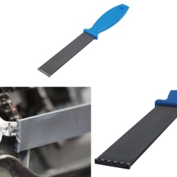 Grattoir en carbure extra long doté d'une pointe en carbure de tungstène double face, idéal pour éliminer la corrosion, les dépôts de carbone, les joints, la peinture et le vernis. À utiliser sur les faces de glissement des étriers et des plaquettes de frein, les collecteurs d'échappement et les culasses, le côté dentelé de la pointe étant conçu pour nettoyer les rainures et les bords.

Lame très tranchante pour un travail précis, idéale pour enlever les joints, le carbone, la rouille et la peinture.
Lame dentelée prévue pour les rainures, les angles ou les bords de diverses surfaces.
Largeur de lame : 32 mm ; longueur : 150 mm ; longueur totale : 300 mm.
Manche ergonomique et tige longue pour faciliter l'utilisation et l'accès aux zones difficiles à atteindre.