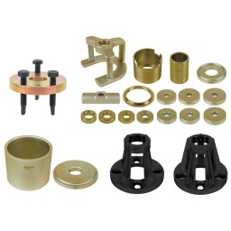 jeu parfaitement adapté au montage et au démontage des essieux
Jeu universel de roulements pour roues avant avec étrier pour moyeu/arbre de transmission
Idéal pour démonter et remonter les roulements de roue et moyeux
peut également être utilisé pour le démontage de roulements vers l'intérieur
offre une surface de pressage plane grâce à 3 vis de réglage
pouvant être combiné avec des cylindres hydrauliques ou des broches mécaniques
Pour le démontage et le montage du moyeu, de roulements et d'arbre de transmission directement sur le véhicule
Pas de démontage de capteur ABS, triangle de suspension, suspension ou articulation de barre d’accouplement nécessaire
Gain de temps énorme, car pas de géométrie du train à réaliser
parfaitement adapté au pressage d'arbre de transmission rouillé ou collé
Pour tout type de voitures et d'utilitaires ayant des moyeux de 4 et 5 trous
Pour diamètre de fixation de goujons jusqu'à 120 mm
idéal pour le démontage de moyeu de roue avec cylindre hydraulique ou adaptateur (440.0119) et marteau à percussion (440.0080)
pas de dommages au niveau de l'arbre de transmission ou d'autres éléments
Mise en place manuelle sûre et simple
En acier spécial