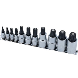 Jeu de 11 douilles à embouts cannelés, chacune dotée d'un insert magnétique pour maintenir fermement la fixation, dans des tailles de M4 à M18. 
Les embouts sont en acier S2 de qualité impact et les douilles sont en acier au chrome-vanadium avec fini chromé satiné. Fournis sur rail pour un rangement facile.

Embouts de douilles à carré de 1/4" : M4, M5, M6, M8. Longueur : 37 mm.
Embouts de douilles à carré de 3/8" : M8, M10, M12. Longueur : 48 mm.
Embouts de douilles à carré de 1/2" : M12, M14, M16, M18. Longueur : 48 mm.
Douilles en chrome-vanadium à fini satiné, embouts en acier S2 de qualité impact. Fourni sur rail, pour un rangement facile.
Également disponible, jeu de douilles et embouts magnétiques étoile (référence 8898), jeu de douilles et embouts magnétiques à 6 pans (référence 8924).