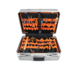 Composition :
73/B13N	4÷14 mm	
96/SC9	clés mâles 6 pans coudées 1,5÷10 mm	
97TX/BG8	clés mâles pour vis à empreinte Torx® T9 - T10 - T15 - T20 - T25 - T27 - T30 - T40	
111E	Clé à molette à ouverture graduée, chromée 150 mm	
900/C13-5	13 douilles 6 pans et 5 accessoires 1/4"	
990	brucelles à becs droits pointes fines 130 mm	
991	brucelles à becs coudés 130 mm	
999A	brucelles à becs courts pointes lisses finition semi - polie 120 mm	
1128BMX	ciseaux d’electricien	
1149F	pince à dénuder frontale autoréglable 170 mm	
1150BM	pince à becs demi-ronds longs 180 mm	
1172BM	pince à becs plats longs 140 mm	
1177BM	couteau d'électricien avec dénudeur 140 mm	
1178BM/P	pince de précision à becs coudés demi - ronds longs 140 mm	
1184BM	pince coupante diagonale de précision à becs arrondis, coupe à ras 120 mm	
1186BM	pince coupante diagonale de précision à becs effilés, coupe à ras 120 mm	
1191BM	pince coupante frontale de précision tête inclinée, coupe à ras 	
1257LPH/S8	micro-tournevis	
1253	tournevis détecteur de tension 
1290N	tournevis à lame courte pour vis à fente 6,5x30 mm	
1292	tournevis pour vis Phillips®  PH0x60 - PH1x80 - PH2x100 mm	
1292N	tournevis à lame courte pour vis Phillips PH1x30 - PH2x30 mm	
1294	tournevis à lame fraisée pour vis à fente 2,5x60 - 3x75 - 4x100 - 5x125 - 6,5x150 mm	
1370	marteau de mécanicien 200 g	
1682	réglet flexible 150 mm	
1688	pointe à tracer en carbure 220 mm	
1692	mètre à ruban 5 m	
1715	miroir d’inspection télescopique 670 mm	
1720R	Lime 
1720T	Lime 
1720P	Lime 
1723	tire - ressorts	
1738	pinceau de nettoyage	
1756	Burette stylo	
1771BM	cutter à lame sécable 18 mm avec lames	
1777BM	couteau d’électricien avec dénudeur	
1002	pince à anneaux auto-bloquante, becs arrondis striés, en acier inoxydable	
1814M	fer à souder bi - avec panne droite pointue 25W	
1830T	pompe à dessouder	
1833XS/2	torche LED d'inspection, en aluminium anodisé renforcé