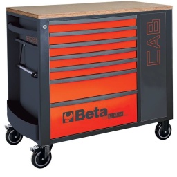Servante mobile avec 7 tiroirs coffre et étagères latérales Servante mobile BETA avec 7 tiroirs (588x367 mm) avec glissières à roulement à billes: 5 tiroirs, 70 mm de haut 1 tiroir, 140 mm de haut 1 tiroir, 210 mm de haut Fonctionnalités: Bases de tiroirs protégées par des tapis en caoutchouc moussé 4 roulettes, E 125 mm : 2 fixes et 2 directions avec freins Serrure centralisée avant Armoire à outils latérale avec porte verrouillable et étagère intérieure réglable verticalement Capacité de charge statique : 1 100 kg Plan de travail en bois avec trous pour un étau (1599F/100, à commander séparément) Support de rouleau de papier intégré Double porte-flacons arrière
