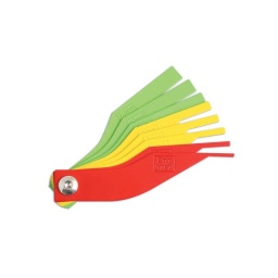 Jeu de jauges d'épaisseur de plaquette de frein en métal - 8 pcs Ce jeu disposant d'un code couleur par épaisseur permet de déterminer l'usure de vos plaquettes de freins Code couleur: Vert 8/10/12mm I Jaune 4/5/6mm / Rouge 2/3mm Ce jeu vous permet sans démonter la roue de diagnostiquer rapidement et efficacement l'état de vos plaquettes de frein Construction robuste en métal 