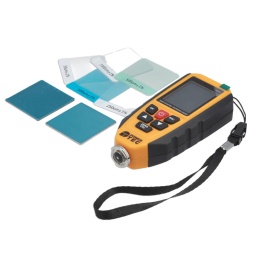 La jauge d’épaisseur de revêtement est conçue pour mesurer de manière non destructive l’épaisseur du revêtement et de la peinture.

Pour une utilisation sur des surfaces métalliques en acier ou en aluminium avec des profils plats ou incurvés.
Détection automatique des matériaux de base : métaux ferreux (acier, etc.) et non ferreux (aluminium, cuivre, etc.).
Les applications comprennent, entre autres : carrosserie automobile, inspection des marchandises, fabrication. Idéale pour l'utilisation en atelier et en extérieur.
Comprend 2 bases d'étalonnage (F/NF), 5 feuilles d’étalonnage standard.
Nécessite 4 piles AAA (incluses). Veuillez vous reporter aux instructions pour l'utilisation et les spécifications techniques.