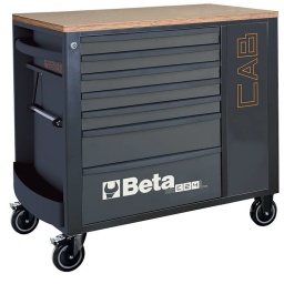 Servante mobile avec 7 tiroirs coffre et étagères latérales Servante mobile BETA avec 7 tiroirs (588x367 mm) avec glissières à roulement à billes: 5 tiroirs, 70 mm de haut 1 tiroir, 140 mm de haut 1 tiroir, 210 mm de haut Fonctionnalités: Bases de tiroirs protégées par des tapis en caoutchouc moussé 4 roulettes, E 125 mm : 2 fixes et 2 directions avec freins Serrure centralisée avant Armoire à outils latérale avec porte verrouillable et étagère intérieure réglable verticalement Capacité de charge statique : 1 100 kg Plan de travail en bois avec trous pour un étau (1599F/100, à commander séparément) Support de rouleau de papier intégré Double porte-flacons arrière