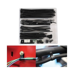 Un kit complet qui vous aidera a de nombreuses reprises qui inclut:
50pcs de collier nylon de chaque taille: 2.5mm x 100mm  3.6mm x
150mm et 4.8mm x230mm 10 pièces de lanieres avec agrafes de fixation de chaque taille: 3.5mm x
150mm et 4.8mm x 200mm 10 pièces de lanieres avec trous de fixation 4.8mm x 200mm et laniere en 1/2"
type r
10 pièces de montant de fixation pour laniere de chaque taille : 22mm x 22mm .
28mm x 28mm 