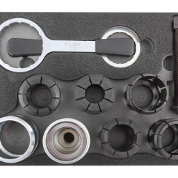 Jeu d'extraction pour bagues intérieures roulements. Cet ensemble permet d'extraire facilement et rapidement la bague intérieure des roulements sans l'endommager. Lors de l'extraction des moyeux, les bagues restent dans leurs logements et sans outil spécial il n'est pas possible de les retirer sans risque de détérioration. Cet ensemble peut être utilisé pour le remplacement des bagues de ø35 à ø61mm. Format 1/2 de tiroir. Composition : 5 bagues de serrage allant de ø35 à ø61mm. 1 bol de réception des bagues. 1 vis de poussée M22 avec entraînement 6 pans de 24mm.
Cet ensemble permet d'extraire facilement et rapidement la bague intérieure des roulements sans l'endommager.
Lors de l’extraction des moyeux, les bagues restent dans leurs logements et sans outil spécial il n'est pas possible de les retirer sans risque de détérioration.
Cet ensemble peut être utilisé pour le remplacement des bagues de Ø35 à Ø61mm.
Format 1/2 de tiroir
Composition :
- 5 bagues de serrage allant de  Ø35 à Ø61mm.
- 1 bol de réception des bagues 
- 1 vis de poussée M22 avec entrainement 6 pans de 24mm




À PROPOS DE LA MARQUE CLAS
Notre Marque CLAS « Garage Solutions » basée en Savoie (France), a été créée en 1996. Nous sommes depuis toujours un acteur innovant de l’équipement et de l’outillage technique pour véhicules légers, utilitaires et poids lourds. Aujourd’hui, nous évoluons vers un écosystème offrant des solutions globales, bénéfique pour l’ensemble de nos partenaires. Nous nous adaptons à vos besoins et budgets, en étant toujours plus simple et réactif avec des hommes et des femmes experts, passionnés, au cœur d’une digitalisation à votre service. Consolidant notre leadership en France, nous accélérons notre expansion afin de devenir un acteur clef à l’international. 