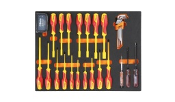 Composition pour mobilier C35
96BPC/SC9	clés mâles 6 pans coudées à tête sphérique 
1250	tournevis pose - vis à fente 4x125 mm	
1251	tournevis pose - vis Phillips® PH1x125 mm	
1253	tournevis détecteur de tension 
943MQ	clés à douille emmanchées  5,5-6-7-8-10-13 mm	
1272MQ	tournevis pour vis Phillips® 1000V  PH0x60 - PH1x80 - PH2x100 - PH3x150 mm	
1274MQ	tournevis à lame fraisée pour vis à fente 1000V 2,5x75 - 3x100 - 4x100 - 5,5x125 - 6,5x150 - 8x175 mm	
860LP	Embout coloré pour visseuses pour vis à fente 0,5x3 - 0,6x4 - 0,8x5,5 1,0x5,5 - 1,2x6,5 mm	
860PE	Embout coloré pour visseuses pour vis 6 pans creux 2 - 2,5 - 3 - 4 - 5 - 6-8 - 10 mm	
860PH	Embout coloré pour visseuses pour vis Phillips®  PH0 - PH1 - PH2 - PH3 - PH4	
860PZ	Embout coloré pour visseuses pour vis Pozidriv® - Supadriv® PZ1 - PZ2 - PZ3 - PZ4	
860RTX	Embout coloré pour visseuses pour vis Tamper Resistant Torx® T9 - T10 - T15 - T20
T25 - T27 - T30 - T40	
882MSR 50 1/4 1/4	
850MQ	Poignée porte-embouts magnétique isolée 
Dimensions des tiroirs 600x447mm