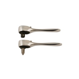 Jeu de 2 Mini cliquets Cliquet professionel à 60 dents 1 mini cliquet pour embout avec un entrainement à  6 pans (embout Ph2 inclut) 1 cliquet réversible pour douille en 1/4" Outil disposant d'une platine en chrome et d'un polissage La grande force de ces 2 cliquets réside dans leur longueur extrèmement courte (80mm), le profile étroit de la tête qui résout les problèmes d'accès. 