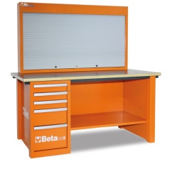 - Modèle avec paroi porte-outils
(C57P) et un bloc à tiroirs.

Bloc à tiroirs composé de 5 tiroirs
de 588x367 mm dont 3 de 90 mm de haut, 
1 de 180 mm de haut et 1 de 280 mm, montes
sur glissières à billes de précision.
Prévu pour l'insertion de plateaux thermoformés
Serrure centralisée.

Paroi porte-outils avec 2 trous à l'arrière pour la fixation au mur.
Volet roulant en aluminium à mouvement
vertical, avec serrure de sécurité.
Trois panneaux perforés amovibles
pour le support des outils.

Plan de travail en bois contre-plaqué stratifié,
avec revêtement en laminé plastique, avec 3 trous
pour l'installation d'un étau
1599F/150 (en option).
