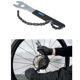 Combine une clé pour pédales de 15 mm pour la dépose des pédales sur la majorité des bicyclettes modernes, une clé à tube de 16 mm, et un fouet à chaîne, à utiliser lors de la dépose et l'installation de pignons/cassettes. Le fouet à chaîne maintient en place les pignons de la roue arrière lors de l'utilisation d'un outil de dépose de cassette ou d'une clé pour bague de blocage pour desserrer la cassette dans le sens opposé.

Clé pour pédales de 15 mm à profil mince avec clé à tube 6 pans de 16 mm.
Fouet à chaîne pour le blocage de pignons/cassettes.
Prise confortable pour une utilisation facile.
En chrome-molybdène.
Pour une utilisation avec l'outil pour bague de blocage de cassette, voir la référence Laser 8197.