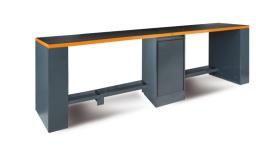 Avec plan de travail 4100x700 mm revêtu d'une couche en PVC antichoc et anti-éraflure résistante aux hydrocarbures
- Trous pour l'installation d'un étau (1599F/150 - 1599GI/150 en option)
- Pieds réglables en hauteur
- Pied central double avec compartiment porte-objets et porte de fermeture escamotable
365x750 mm
