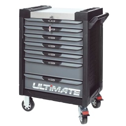 Servante d'atelier 7 tiroirs Ultimate
la servante d'atelier kstools. série ultimate. est le modèle de desserte d'atelier. le plus haut de gamme  de la marque. ks tools. 
les tiroirs de la servante d'atelier ultimate, possedent un système de glissière à roulements à billes (résistance 45kg). Equipé du système "one by one"., ouverture d'un seul tiroir a la fois, vous pouvez deplacer votre servante d'atelier sans forcement l'a fermer a clé !
Les tiroirs de cette servante ont une grande capacité. 40cm de profondeur par 57cm de largeur, tout les tiroirs de cette servante d'atelier sont fournis avec un tapis mousse, a installer au fond. 
Le plan de travail des servantes d'atelier Ultimate est recouvert d'un plateau inox et de boitier "range visserie" sur les cotés,
Au niveau du chassis, les pans de cette servante d'atelier sont perfores, se qui vous permet l'instalation de nombreuses options. tel que. un dérouleur de papier, des crochets de fixations...
Cette gamme  de servante d'atelier repond parfaitement au rangement pour le mécanicien, carrossier, mais aussi pour les métiers de l'industrie (rangement d'outils de tours / fraiseuse...) ainsi que des domaines tel que le medical. l'aéronotique...
- construction a pans coupés renforçant la structure du bati
- système "one by one" antibasculement 
- panneau lateral déporté et pré-percé pour fixation de crochet et accessoires
- 2 roues fixes grand diamètre pour une meilleure stabilite et un déplacement aise sur tous types de sols
- 2 roues pivotantes avec système de freinage total
- plan de travail avec rangements et recouvert inox
- tiroirs sur glissieres à billes extra-resistant (45 kg par tiroir)
- tiroirs à ouverture totale
- fermeture totale et simultanee des tiroirs par serrure 
- poignée tubulaire de manutention
- finition "Ultimate"

- poids 57kg
- dimension hors tout : l678xl459xh859 (hauteur avec roues 1035mm 
- roue dia 125mm larg 50mm 