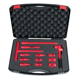 Isolation selon IEC 60900
Cliquet réversible 32 dents
Rallonges 125 et 250 mm
Douilles 12 pans, 8 à 19 mm
Douilles tournevis 6 pans, 4 à 8 mm
Chrome Vanadium
Coffret robuste en matière plastique