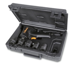 Extrêmement compacte et puissante
770 Nm
-Mécanisme de simple frappe
-Extrêmement compacte et puissante
-Commande d'inversion à touche actionnable d'une seule main
-Trois niveaux de réglage de la puissance de vissage et dévissage
-Échappement de l'air par la poignée
-Crochet pour potence
307x206x86 mm
Vitesse à vide	10.000 tours/min
Couple de serrage maximum	770 Nm
Capacité vis/écrou	Cl 8.8 M22-34 mm
Capacité vis/écrou	Cl 12.9 M18-27 mm
Filetage d'arrivée d'air	1/4" GAS
Pression d'utilisation	6,2 bars
Ø intérieur du tuyau d'air	10mm
Consommation d'air moyenne	122l/min
Poids 1,3kg