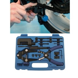 Kit d'entretien de chaine Kit essentiel permettant l'entretien des chaines de motos Inclut une paire de pince pour retirer les maillons de la chaine Contient également un outil tendeur qui permet de maintenir la chaine sous tension lors de la pose d'un nouveau maillon Contient une gamme de composant permettant la démonte des maillons sur chaine et une riveteuse Permet d'entretenir les chaines allant de 2.2mm de diamètre à des chaines robustes 630