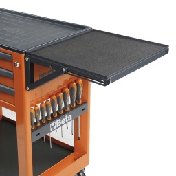 Etagère pliable pour chariot d’atelier C50S
Utilisable comme plan de travail supplémentaire
​Plan de travail de 425x378 mm, protégé par un tapis en caoutchouc imperméable à l’huile et à l’essence
Capacité de charge : 20 kg.
​- 3,4 kg