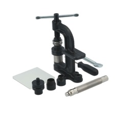 Ce kit fournit tous les éléments nécessaires pour poser professionnellement de bagues métalliques pour œillets de bâches de camions et de remorques. Il est spécialement conçu pour les œillets de 12 et 16 mm de diamètre.
L'outil de pose en pince « G » assure l'alignement adéquat des deux parties de la bague. Il peut être monté sur un établi ou tenu à la main.
Ensemble poinçon et enclume de 12 mm et 16 mm.
Un ensemble d'emporte-pièces avec tapis protecteur est inclus pour pratiquer des trous de 12 mm et 16 mm.
L'outil est fourni avec des bagues pour œillets de 12 et 16 mm (aussi disponibles séparément - voir références Laser 7896 (16 mm) et 7897 (12 mm).
Idéal pour l'utilisation sur le cuir, le plastique, le tissu et les bâches caoutchoutées lourdes. Idéal pour l'utilisation sur les bateaux, les voitures de sport, les camions et les bâches de remorques où cordes et tendeurs passent au travers d'œillets.