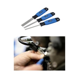Jeu de 3 limes plates flexibles diamantées, d'une taille de 6 à 15 mm, idéales pour le nettoyage des connecteurs électriques, des bornes et des contacts. 
Idéal pour les techniciens automobiles, les électriciens, les modélistes et les bricoleurs.

Limes flexibles ultra-minces, adaptées à l'élimination de la corrosion sur les connecteurs électriques.
Largeurs de lame : 6, 9, 15 mm ; longueur : 83 mm ; longueur totale : 193 mm.
Revêtement dur de type diamant.
Poignée ergonomique à prise confortable avec trou d'accrochage.