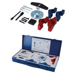 Le kit de calage moteur Laser 8239 a été conçu pour être utilisé sur les moteurs Ford à courroie en bain d'huile de 1.0 L et 1.1 L. Il fournit les outils essentiels requis pour bloquer les moteurs dans leur position de calage de façon à pouvoir déposer et remplacer la courroie d'entraînement d'arbres à cames, et vérifier le calage du moteur. De conception déposée UE, nos blocs de blocage de cames spéciaux offrent une méthode de blocage des arbres à cames plus facile et plus précise que même les outils OEM ne peuvent fournir, et garantissent un blocage sûr, rapide et facile des arbres à cames. Fabriqué à Sheffield, ce kit est livré dans un plateau en mousse EVA et une boîte métallique.

Les applications Ford comprennent : B-Max (de 2012 à 2018), C-Max (à partir de 2012), EcoSport (à partir de 2013), Fiesta (à partir de 2013), Focus (à partir de 2012), Transit Connect (à partir de 2013), Mondeo (de 2015 à 2018), Courier (à partir de 2014).
Les applications moteurs comprennent : Ford de 1.0 L 3 cylindres à turbocompresseur EcoBoost (à partir de 2012) et de 1.1 L 3 cylindres (à partir de 2017).
Équivalent des outils OEM 303-1602, 303-1603, 303-1604, 303-1605, 303-732, 303-1054.
Blocs de blocage d'arbre à cames de conception déposée UE. Fabriqué à Sheffield.
Pour le réglage des unités de calage variable des soupapes (VCT), voir la référence 6291. Pour la dépose et le serrage de la poulie de vilebrequin avant, voir les références 7317 et 7318.
