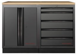 La KRAFTWERK MOBILIO BLACK 2er Unterschrank-combinaison vous offre la solution parfaite lorsque vous avez besoin d'une fonctionnalit&eacute; maximale dans un espace r&eacute;duit. 
Avec cette combinaison de meuble &agrave; tiroirs, de meuble bas et de plateau de travail stable, vous assurez l'ordre et l'efficacit&eacute; dans votre atelier. Tout reste clair et &agrave; port&eacute;e de main.

R&eacute;partition parfaite pour une organisation optimale
La combinaison d'un meuble &agrave; tiroirs avec cinq tiroirs et d'un meuble bas &agrave; deux portes avec une &eacute;tag&egrave;re vous offre beaucoup d'espace de rangement pour divers outils et mat&eacute;riaux. 
Les tiroirs &agrave; roulements &agrave; billes de diff&eacute;rentes hauteurs s'ouvrent facilement et vous donnent un acc&egrave;s rapide &agrave; vos outils. 
Le meuble bas avec &eacute;tag&egrave;re permet de ranger de mani&egrave;re ordonn&eacute;e et s&eacute;curis&eacute;e des objets plus grands ou des machines.

Solution d'atelier flexible sans fixation
Un grand avantage de la KRAFTWERK MOBILIO BLACK 2er Unterschrank-combinaison est sa construction autonome. 
Vous pouvez placer les modules selon vos besoins sans n&eacute;cessiter de fixation permanente. 
Cela vous offre une flexibilit&eacute; maximale dans l'am&eacute;nagement de votre atelier. 
Avec ses dimensions compactes L 1360 x H 910 x P 458 mm, elle s'adapte &agrave; tous les ateliers. Si vos besoins d'espace changent, le syst&egrave;me peut &ecirc;tre facilement &eacute;tendu. 
Chaque module peut &ecirc;tre command&eacute; individuellement, vous permettant d'ajouter &agrave; tout moment &agrave; la combinaison de meubles bas.

Plateau de travail robuste pour des possibilit&eacute;s d'utilisation vari&eacute;es
Le plateau de travail en contreplaqu&eacute; de h&ecirc;tre est robuste et vous offre suffisamment d'espace pour tous types de travaux. 
Que vous r&eacute;alisiez de petites r&eacute;parations ou que vous travailliez sur des projets plus importants, le plateau de travail r&eacute;siste aux sollicitations quotidiennes tout en restant stable. 
Il constitue le c&oelig;ur de votre &eacute;tabli et vous offre une base fiable pour vos outils et projets.

Espace de rangement s&eacute;curis&eacute; gr&acirc;ce au verrouillage centralis&eacute;
Pour que vos outils ne soient pas seulement bien organis&eacute;s, mais aussi en s&eacute;curit&eacute;, la KRAFTWERK MOBILIO BLACK 2er Unterschrank-combinaison dispose d'un verrouillage centralis&eacute; pratique. 
Vous pouvez ainsi verrouiller les tiroirs et le meuble bas pour prot&eacute;ger vos pr&eacute;cieux outils contre les acc&egrave;s non autoris&eacute;s. 
Chaque module peut &eacute;galement &ecirc;tre verrouill&eacute; individuellement, vous offrant une s&eacute;curit&eacute; et une flexibilit&eacute; maximales.

Possibilit&eacute;s d'extension pour une utilisation &agrave; long terme
Un autre avantage de ce syst&egrave;me est sa capacit&eacute; d'extension. Si vos besoins changent ou si vous avez besoin de plus d'espace de rangement, vous pouvez facilement &eacute;tendre le syst&egrave;me. 
Gr&acirc;ce &agrave; la large gamme d'accessoires adapt&eacute;s aux perforations carr&eacute;es des panneaux arri&egrave;re, votre atelier reste toujours bien organis&eacute; et utilisable de mani&egrave;re flexible.

Avec la KRAFTWERK MOBILIO BLACK 2er Unterschrank-combinaison, vous obtenez une solution flexible, compacte et robuste pour votre atelier. 
Parfaitement adapt&eacute;e aux petits ateliers ou comme extension de syst&egrave;mes existants.