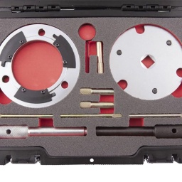 Coffret calage ford/jaguar 2.0-2.2-2.4 duratorq. Il permet la dépose et le remplacement de la pompe d'injection de carburant sur les moteurs diesel Ford 2.0, 2.4 Duratorq Di/TDDi et 2.2, 2.4 Duratorq TDCi. Convient également pour le remplacement de la courroie de distribution sur les moteurs 1.4/1.6L utilisés sur les voitures Ford et PSA. Composition : axe d'alignement arbre à cames/pignon de vilebrequin. tendeur de chaîne,. outil de retrait du couvercle de la pompe à carburant. outil de verrouillage du pignon de la pompe d'injection de carburant. Il comprend les goupilles nécessaires pour bloquer le volant de l'arbre à cames et aligner le vilebrequin et la pompe à carburant lors de la vérification du calage des soupapes sur les moteurs 2.0 et 2.4 litres à entraînement par chaîne. Affectations : Ford : Focus, Mondéo, Transit. Hyundai : Accent, Getz, I10, I20. Kia : Cerato, Picanto, Rio. Land rover : Defender. Moteurs : 2.0, 2.2, 2.4 TDdi/TD. Pour les moteurs construits entre 2002 et 2010. ABFA, D3FA, F3FA, D5BA, D6BA, FMBA, FMBB, FIFA, HJBA, HJBB, HJBC, HJBE, N7BA, N7BB, SDBA, QJBA, QJBB, QJBS, QJBD, D2FA, D4FA, D0FA, F4FA, FXFA, H9FA, H9FB, JXFA, PHFA, ZSD424, 244DT. 303732, 21260, 49JE02018, 303679A, 3031151, 303698, 21251, 303681, 303675, 21234, 21-251, 303-675, 21-238A, 11 3 290, 11 32 90, 113290, KM-6077, T40011.

Il permet la dépose et le remplacement de la pompe d'injection de carburant sur les moteurs diesel Ford 2.0, 2.4 Duratorq Di/TDDi et 2.2, 2.4 Duratorq TDCi.
Convient également pour le remplacement de la courroie de distribution sur les moteurs 1.4/1.6L utilisés sur les voitures Ford et PSA.

Composition :
- axe d'alignement arbre à cames/pignon de vilebrequin
- tendeur de chaîne
- outil de retrait du couvercle de la pompe à carburant 
- outil de verrouillage du pignon de la pompe d'injection de carburant
Il comprend les goupilles nécessaires pour bloquer le volant de l'arbre à cames et aligner le vilebrequin et la pompe à carburant lors de la vérification du calage des soupapes sur les moteurs 2.0 et 2.4 litres à entraînement par chaîne.
Affectations :
Ford : Focus, Mondéo, Transit
Hyundai : Accent, Getz, I10, I20
Kia : Cerato, Picanto, Rio
Land Rover : Defender

Moteurs : 2.0, 2.2, 2.4 TDdi/TD
Pour les moteurs construits entre 2002 et 2010
244DT , ABFA , D0FA , D2FA , D3FA , D4FA , D5BA , D6BA , F3FA , F4FA , FIFA , FMBA , FMBB , FXFA , H9FA , H9FB , HJBA , HJBB , HJBC , HJBE , JXFA , N7BA , N7BB , PHFA , QJBA , QJBB , QJBD , QJBS , SDBA , ZSD424
303732 , 21260 , 49JE02018 , 303679A , 3031151 , 303698 , 21251 , 303681 , 303675 , 21234 , 21-251 , 303-675 , 21-238A , 11 3 290 , 11 32 90 , 113290 , KM-6077 , T40011

À PROPOS DE LA MARQUE CLAS
Notre Marque CLAS « Garage Solutions » basée en Savoie (France), a été créée en 1996. Nous sommes depuis toujours un acteur innovant de l’équipement et de l’outillage technique pour véhicules légers, utilitaires et poids lourds. Aujourd’hui, nous évoluons vers un écosystème offrant des solutions globales, bénéfique pour l’ensemble de nos partenaires. Nous nous adaptons à vos besoins et budgets, en étant toujours plus simple et réactif avec des hommes et des femmes experts, passionnés, au cœur d’une digitalisation à votre service. Consolidant notre leadership en France, nous accélérons notre expansion afin de devenir un acteur clef à l’international. 