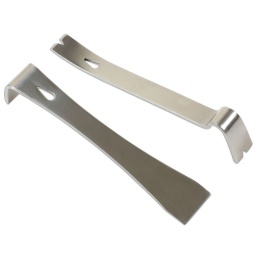 Jeu de pieds-de-biche, acier inoxydable, 2 pièces Deux outils à bords tranchants pour racler les débris, etc. et bords de pied-de-biche en V incliné pour arracher les agrafes de garniture, les clous et les pointes, etc. Les deux outils sont en acier inoxydable poli. Parfaits pour de nombreux professionnels, notamment menuisiers, bricoleurs, artisans, dans le secteur du verre et de l'automobile. Bords racleurs tranchants. Têtes inclinées.